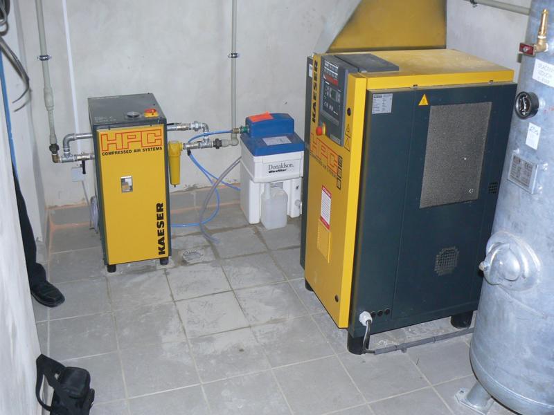 06 - Compressor station with compressor, condensing air dryer, oil/water separator and air tank