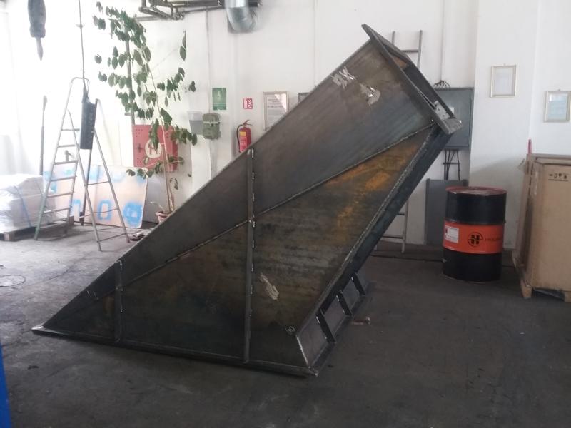 09 - Ocelový díl pro skluz sypkého materiálu