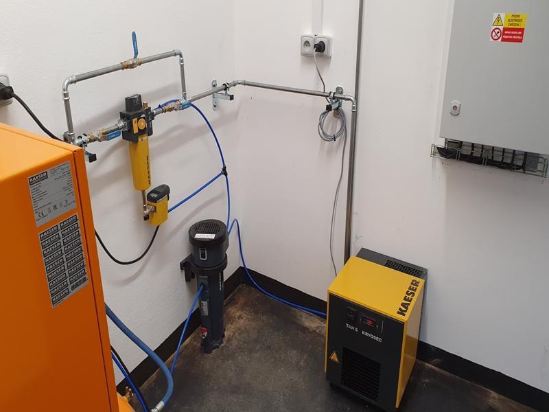 15 - Installation of a compressor station with a soundproof reciprocating compressor and a condensing dryer with air treatment