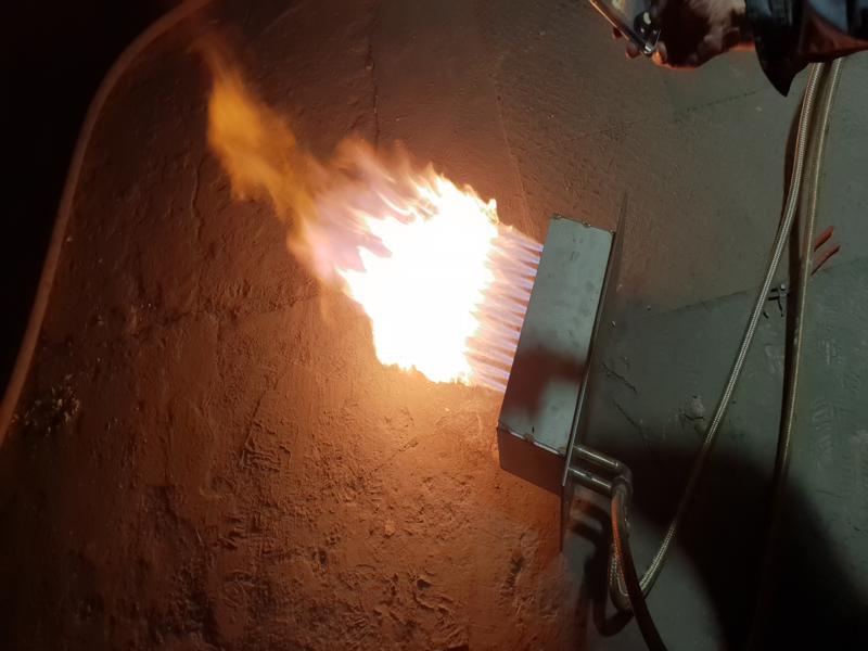 24 - Flat burner for heating continuous casting products in the casting arc